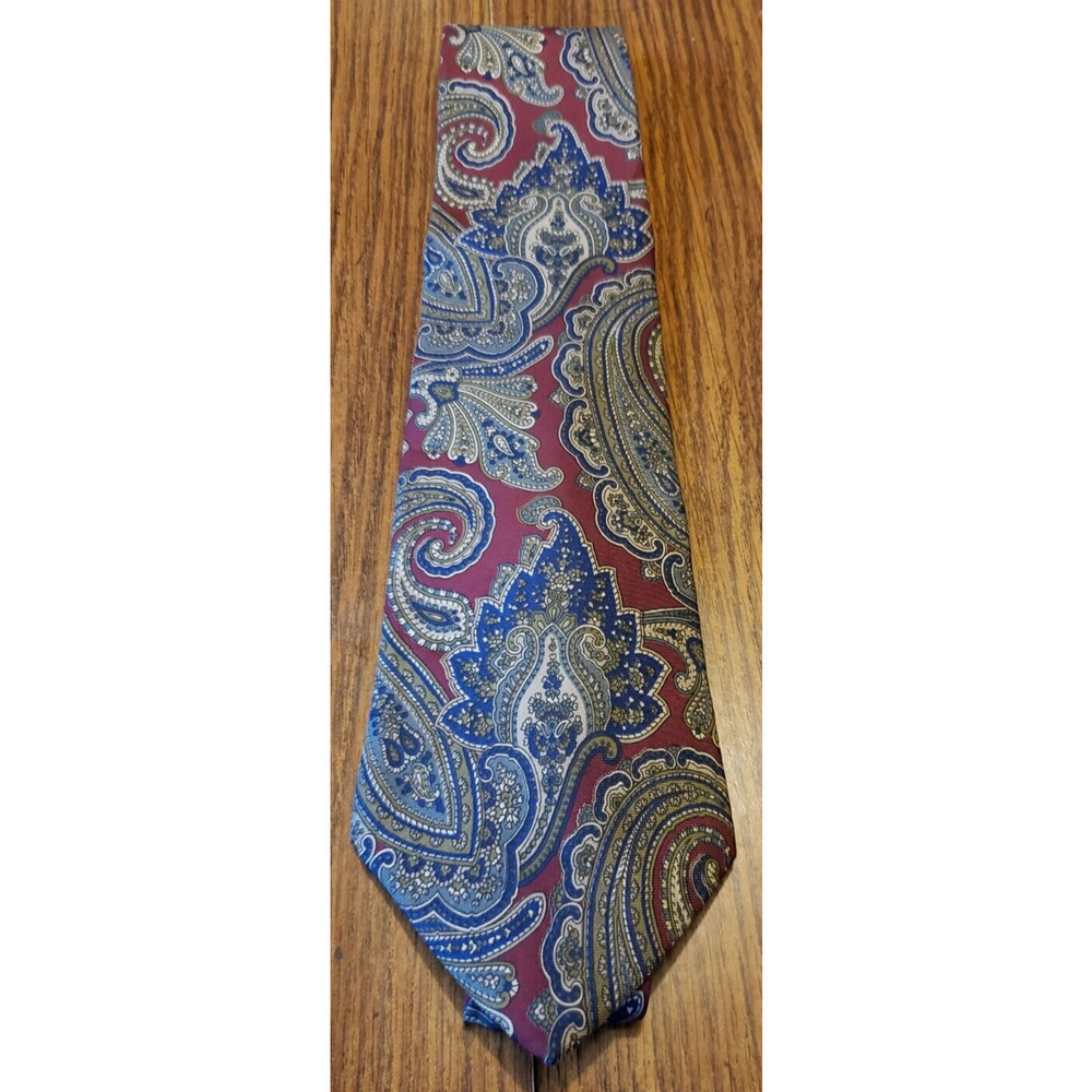 Trophy Club Mens Neck Tie Classic Red Paisley 100% Silk Made In USA